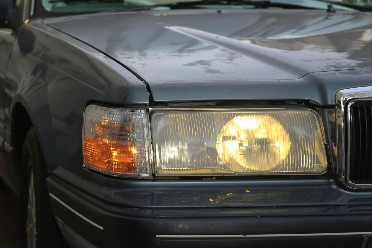 Pourquoi les phares de voiture deviennent-ils ternes ?