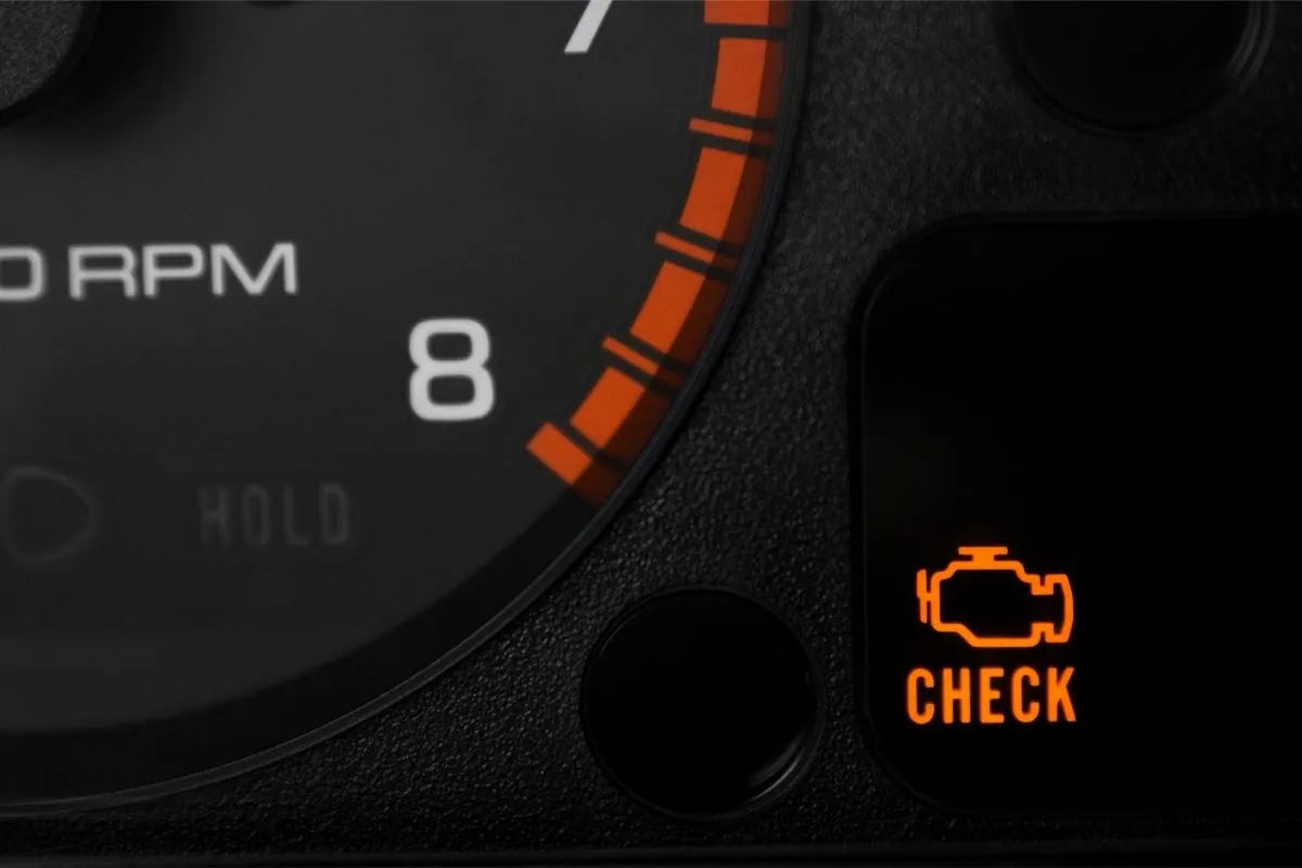 voyant-check-engine-allume-voici-les-10-causes-et-solutions-essentielles
