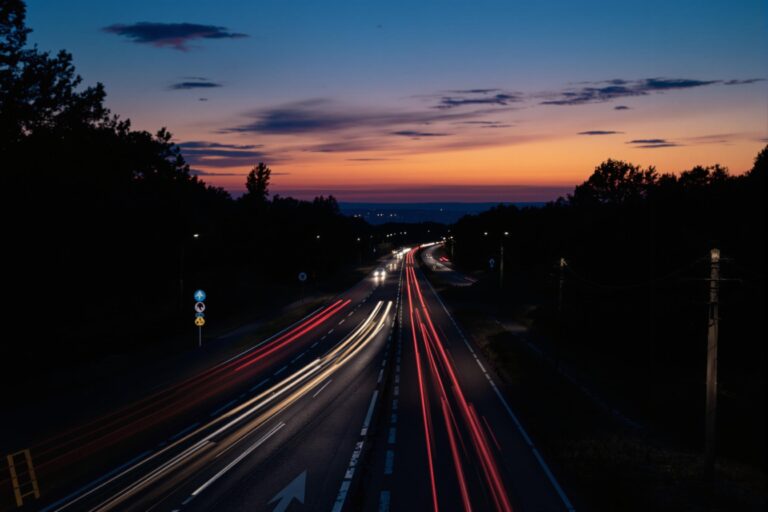 Améliorez votre sécurité routière : astuces simples pour un éclairage voiture optimal !