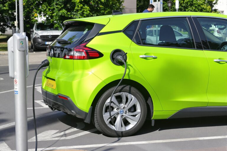 Comprendre pourquoi les voitures électriques sont plus exposées aux collisions par l'arrière que les véhicules thermiques
