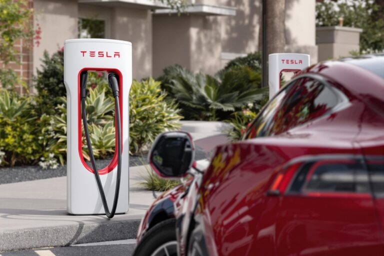 Tesla révolutionne la recharge avec son chargeur sans fil ultra-efficace
