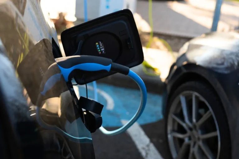 Voiture électrique en 800V