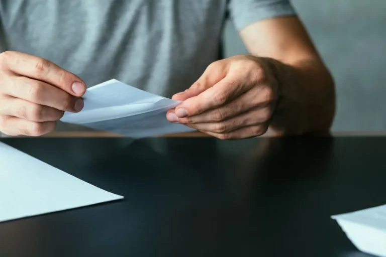 Il perd son permis, envoie une carte aux gendarmes