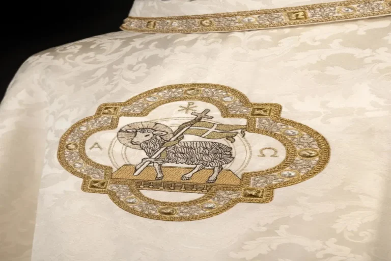 tendances-dans-la-conception-des-vetements-liturgiques-quoi-de-neuf-dans-le-monde-de-la-mode-sacree