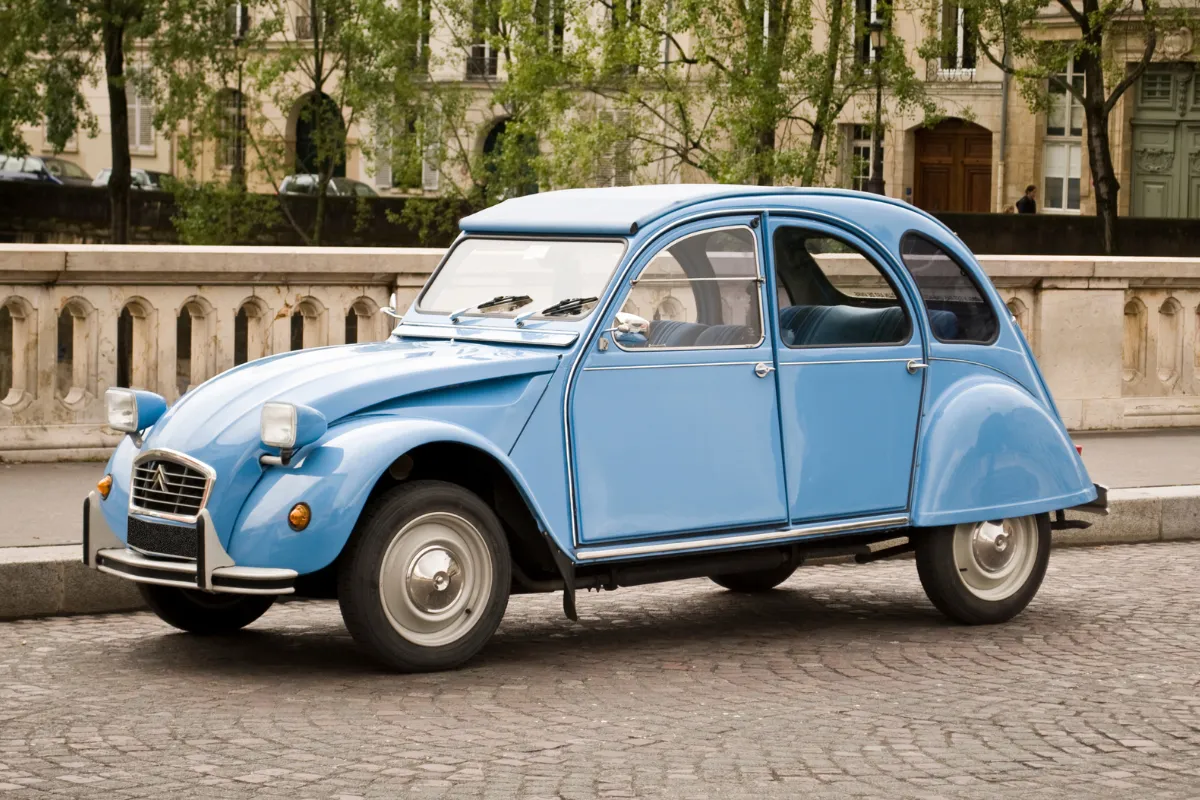 citroen-relance-la-2cv-en-version-hybride-pour-defier-renault