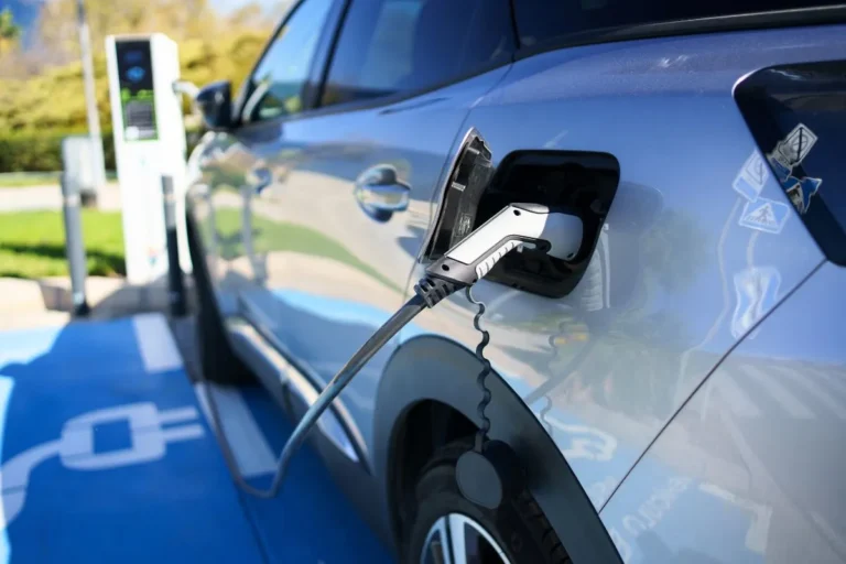 Votre voiture électrique vous coûte trop cher à recharger ?