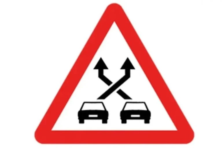 Panneau signalant danger sur la route